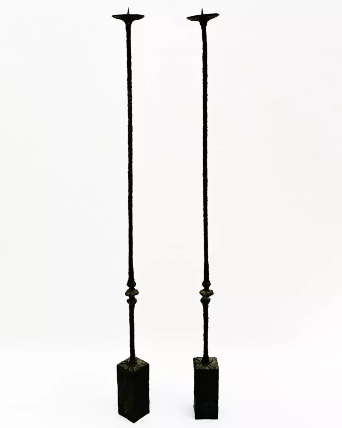 Bahman Dadkhah, paire de bougeoirs en bronze patin&eacute;