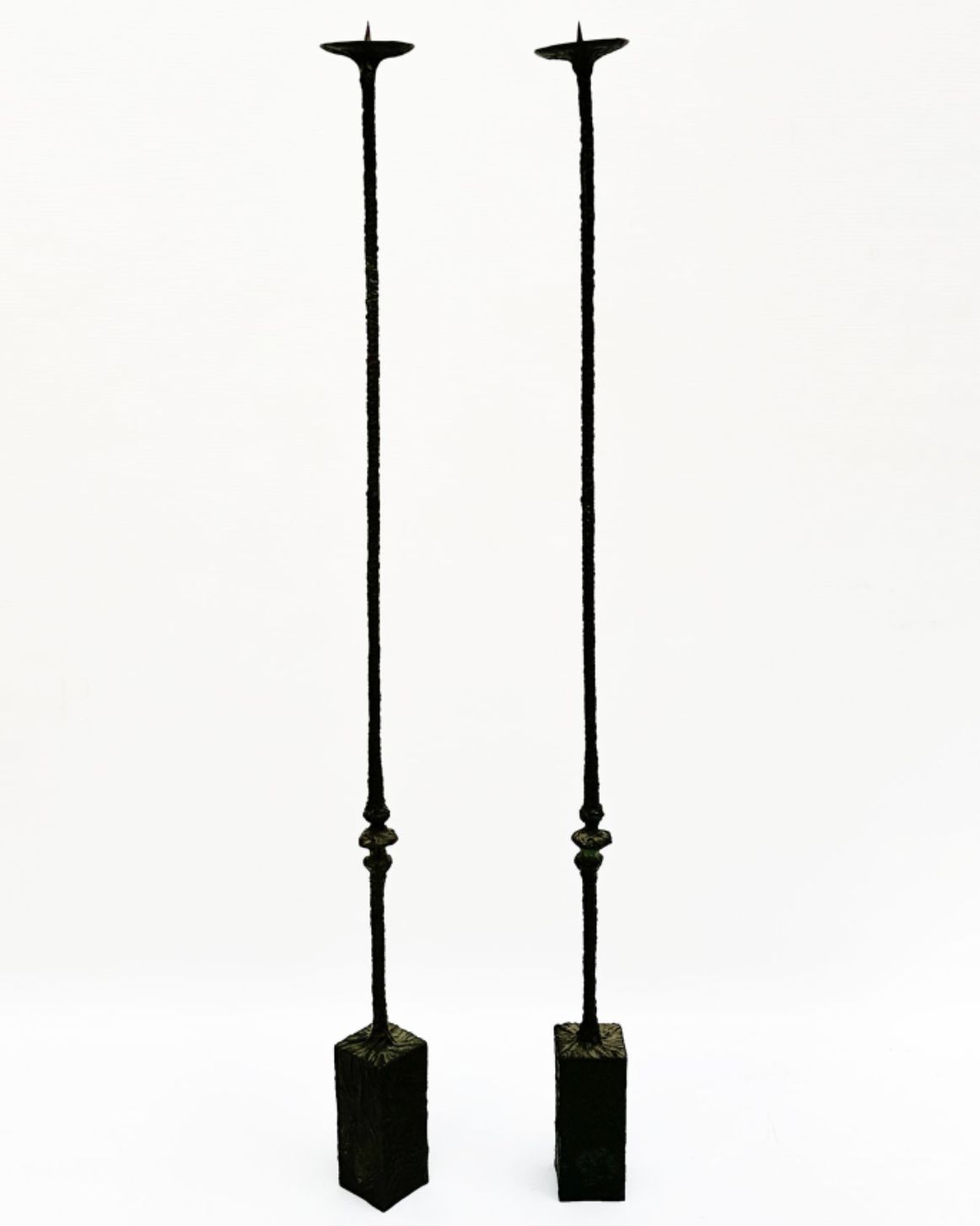 Bahman Dadkhah, paire de bougeoirs en bronze patiné