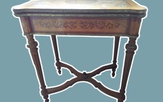 Table en bois mouluré, sculpté à décor de marqueterie