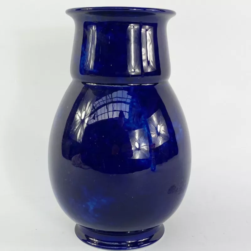 S&egrave;vres, vase en porcelaine "bleu de S&egrave;vres"