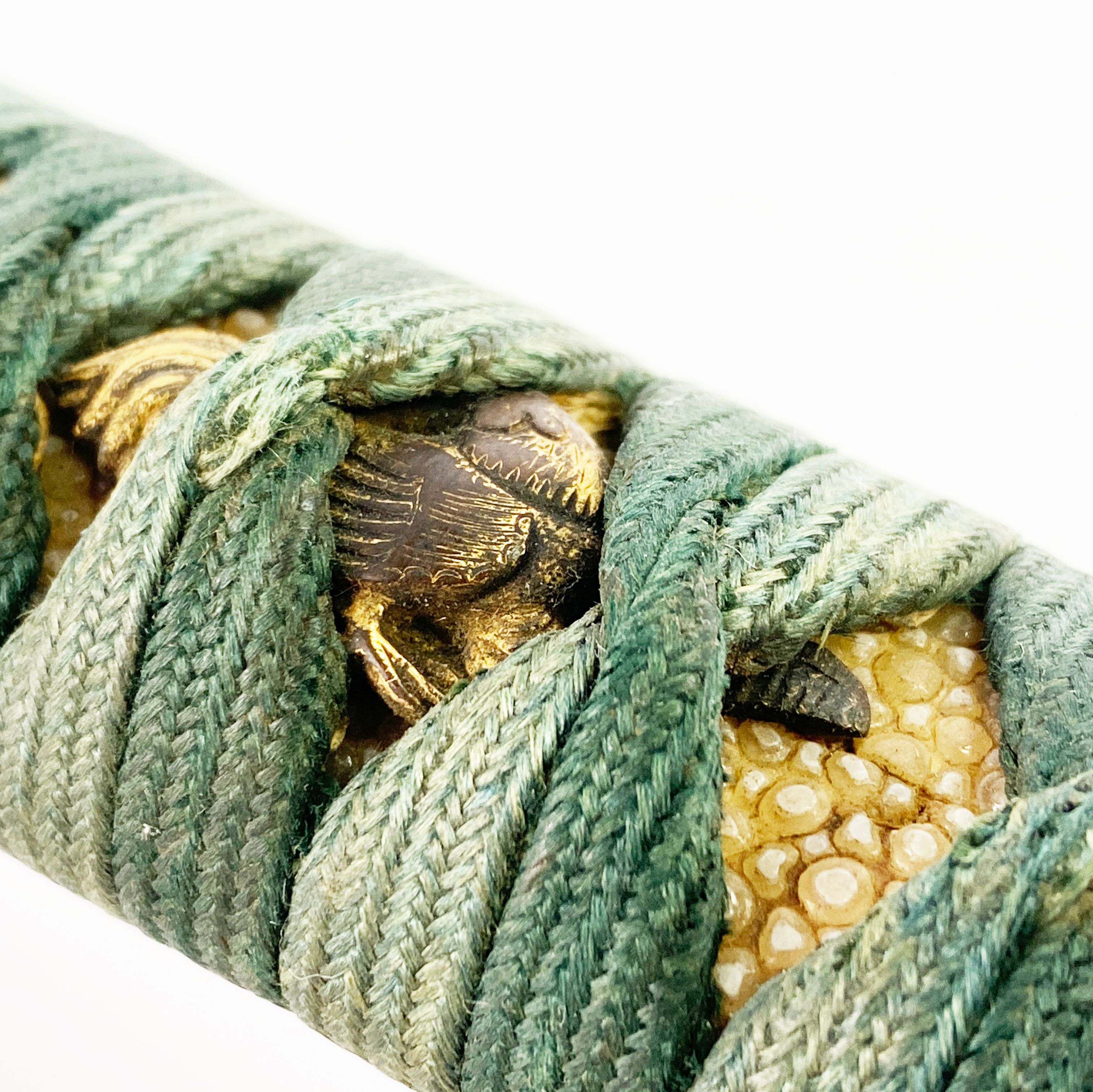 Ménuki en bronze doré et ciselé (sous le cordage)