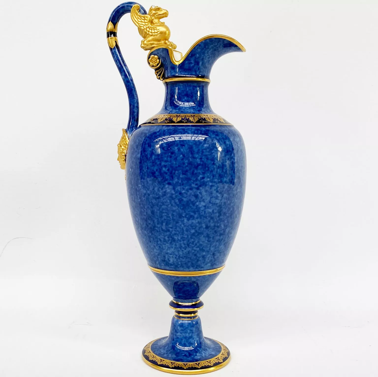 Carafe en porcelaine, bleu de S&egrave;vres