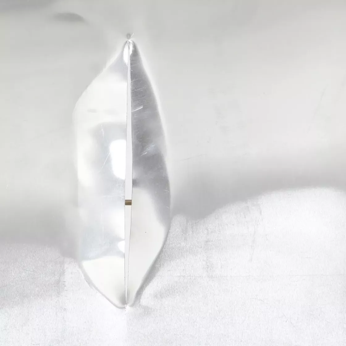 D'apr&egrave;s Lucio Fontana, plaque en aluminium bross&eacute;