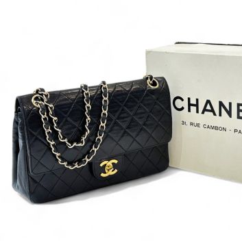 CHANEL, Sac classique à double rabat en agneau matelassé noir