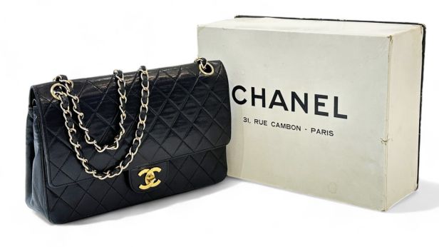 CHANEL, Sac classique à double rabat en agneau matelassé noir