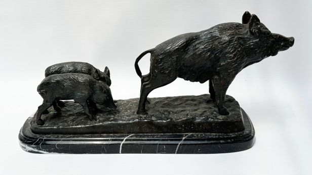 Yves BENOIST-GIRONIERE (1903-1983) Sanglier et ses marcassins, épreuve en bronze à patine brune