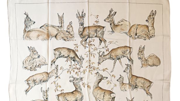 HERMES PARIS,  Par Xavier DE PORET (1894-1975),  Carré en twill de soie à décor de chevreuils sur fond crème.