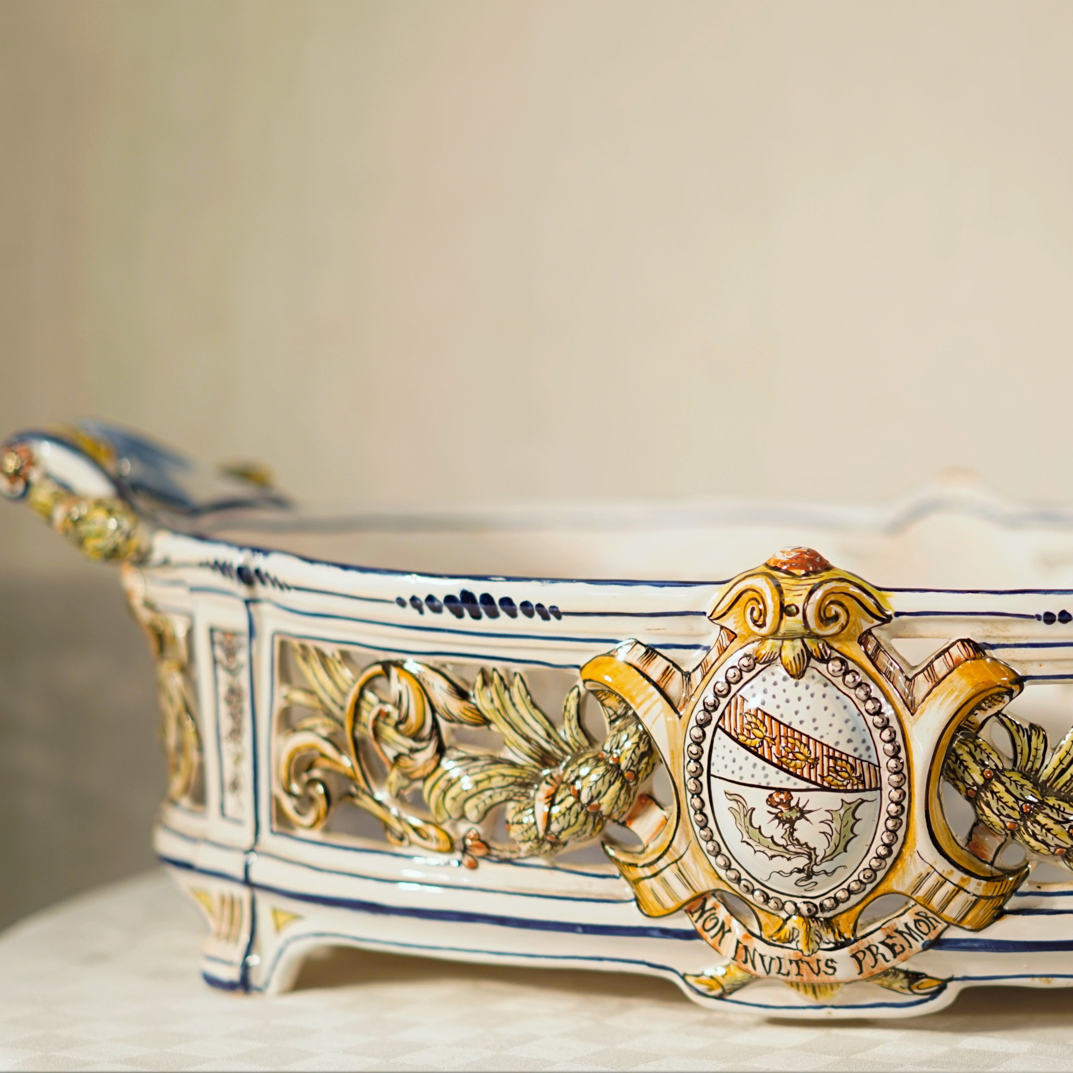 Plat En Faience Galle