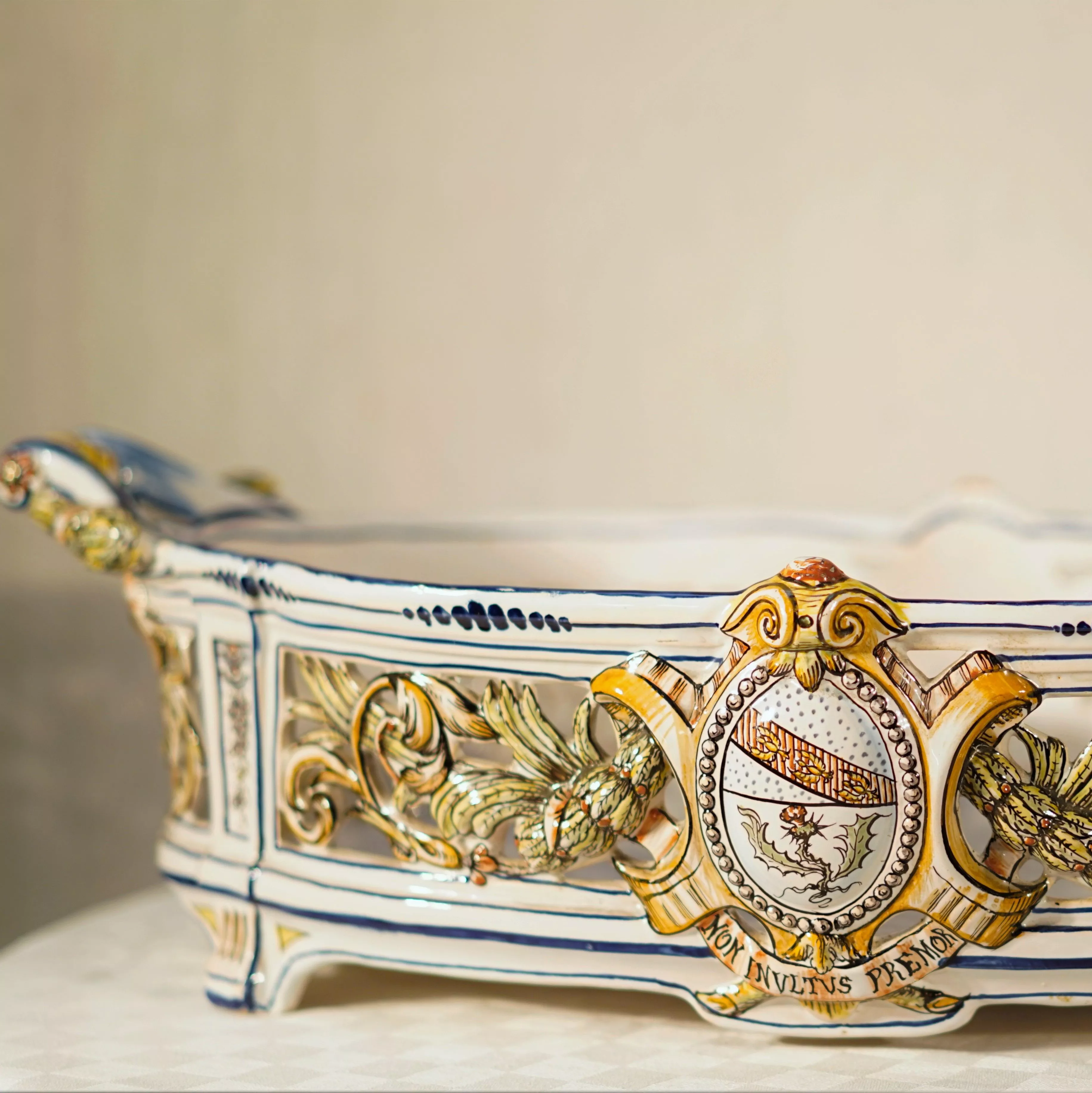 Plat En Faience Galle