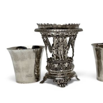 Lot de 3 pièces en argent (900) turc comprenant deux gobelets sur pied au décor ajouré d'anges