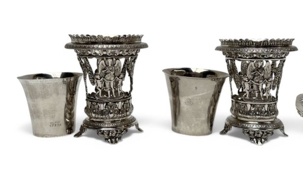 Lot de 3 pièces en argent (900) turc comprenant deux gobelets sur pied au décor ajouré d'anges