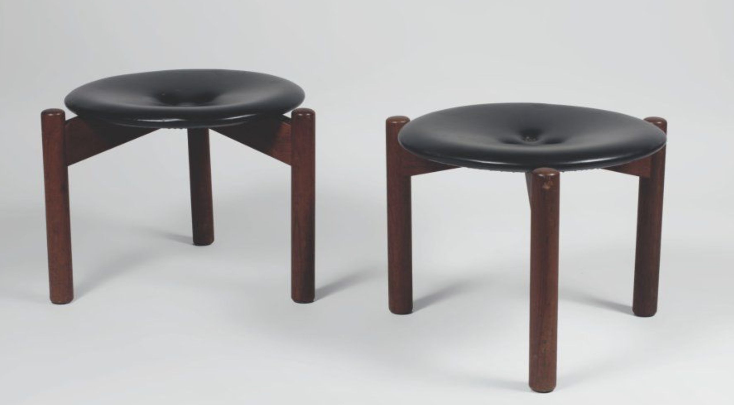Finn Juhl, tabourets en bois et cuir