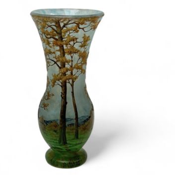 DAUM NANCY Petit vase balustre en verre multicouche au décor dégagé à l'acide