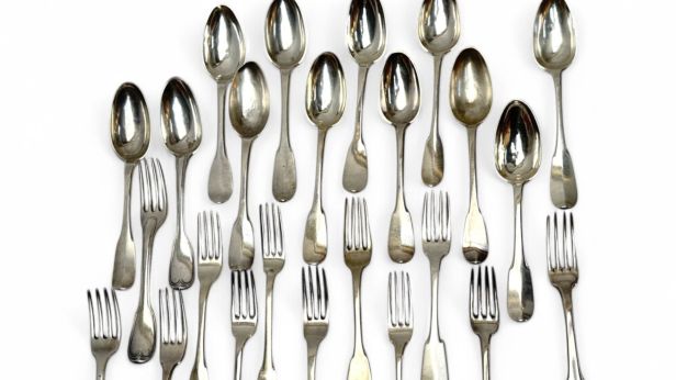 Ensemble de douze fourchettes et douze cuillères (différences dans certains modèles et certains formant couverts) en argent (950 millièmes)