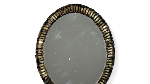 Line VAUTRIN (1913-1997) Face à mains à vue ovalisée et entourage en talossel à prise olive en gradin