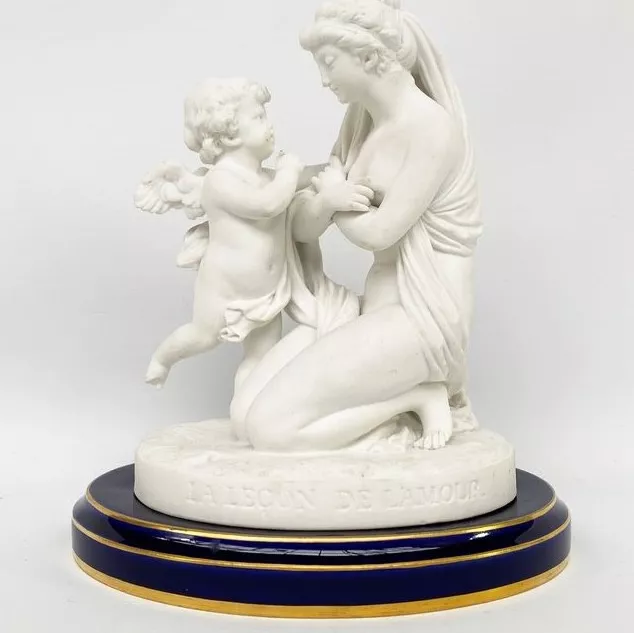 S&egrave;vres, biscuit en porcelaine, groupe sculpt&eacute;