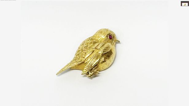 HERMÈS PARIS, Broche en or 18k (750e) stylisant un moineau