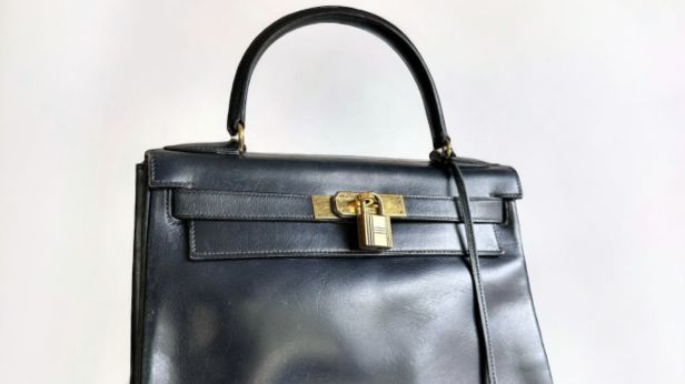 HERMÈS, sac à main Kelly 28 en cuir bleu marine