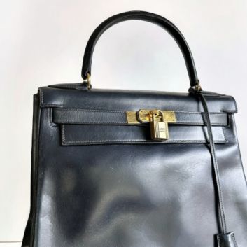 HERMÈS, sac à main Kelly 28 en cuir bleu marine
