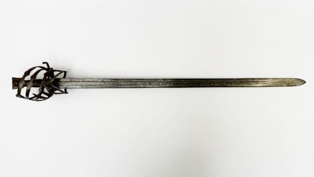 Épée dite "Schiavone", monture en fer
