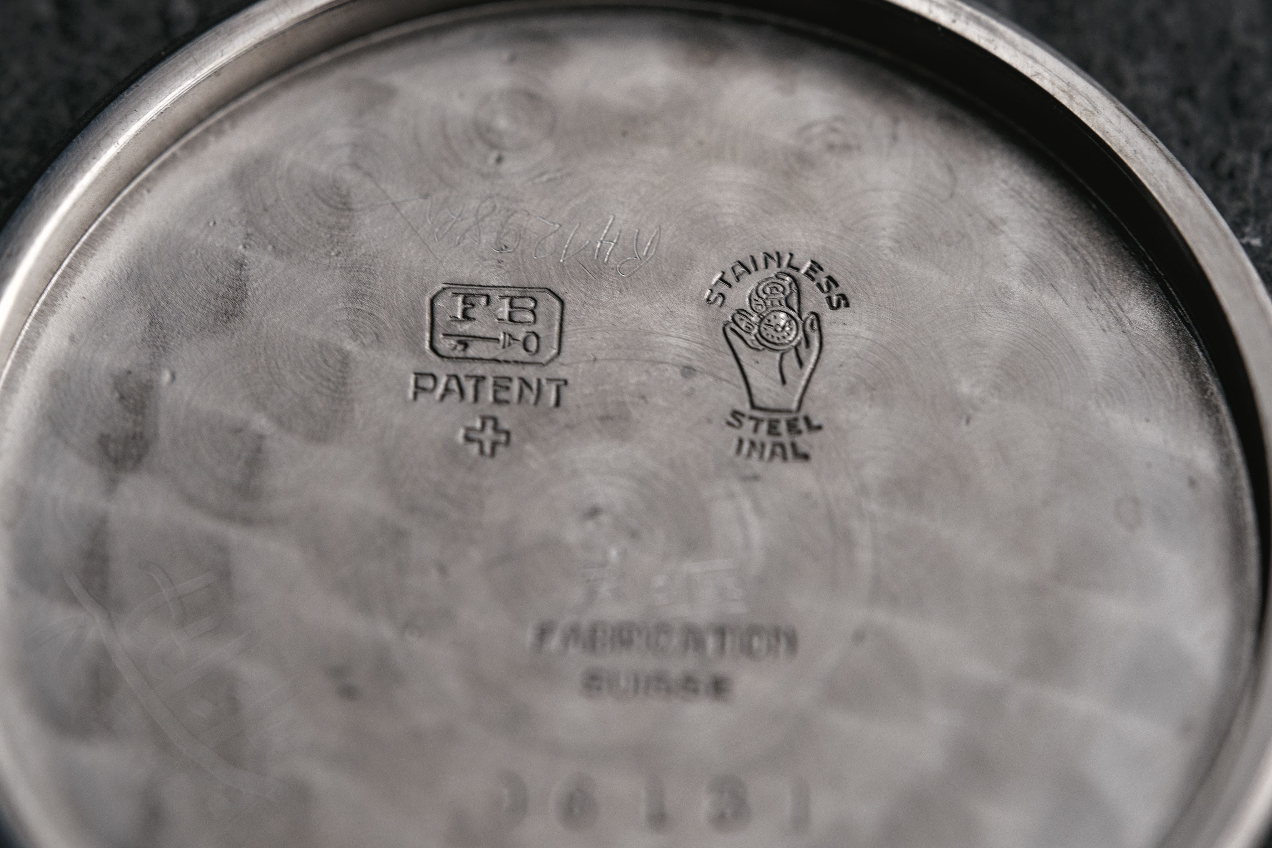 Inscriptions pr&eacute;sentes sur la Movado chronographe 19008