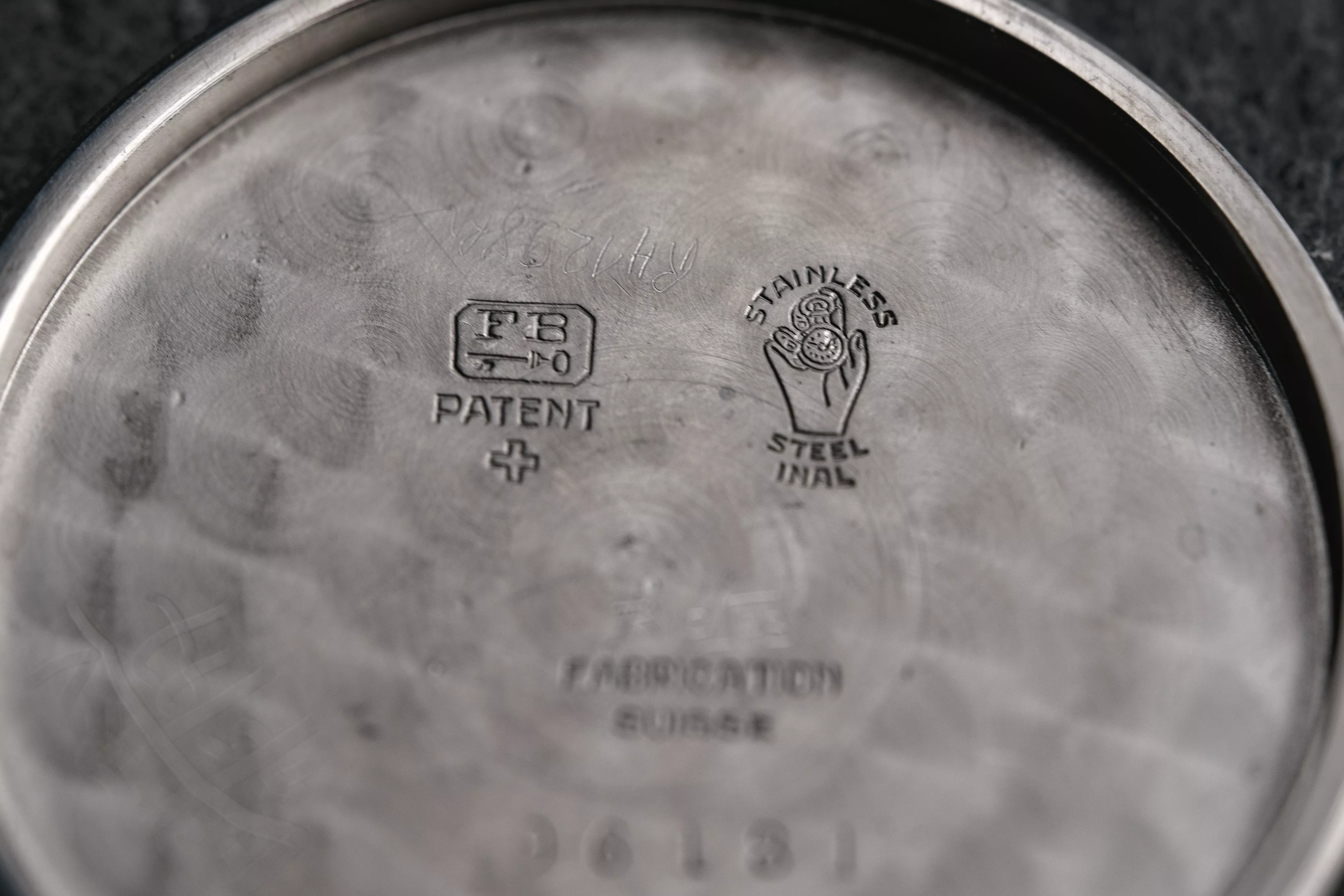 Inscriptions pr&eacute;sentes sur la Movado chronographe 19008