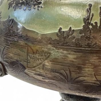 DAUM – NANCY Lampe de table à corps balustre et trois encoches modelées à chaud sur le piédouche