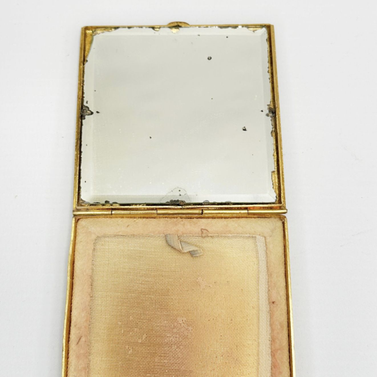 Line Vautrin, intérieur d'un poudrier
