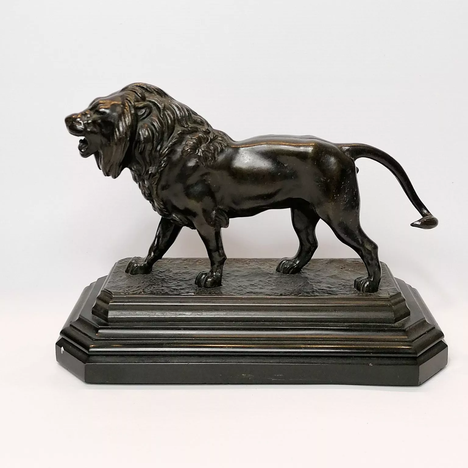 Barye, &eacute;preuve en bronze &agrave; patine brune repr&eacute;sentant un lion