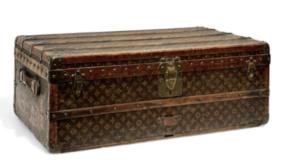 Louis VUITTON Malle de voyage en toile enduite, bordures lozinées