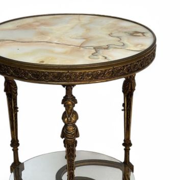 Dans le goût d’Adam Weisweiler.  Guéridon tripode circulaire en bronze doré.  Pieds toupies à cannelures torses, relié par une entretoise hélicoïdale.