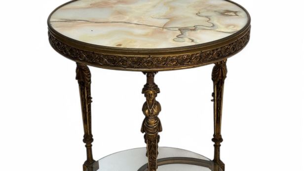 Dans le goût d’Adam Weisweiler.  Guéridon tripode circulaire en bronze doré.  Pieds toupies à cannelures torses, relié par une entretoise hélicoïdale.