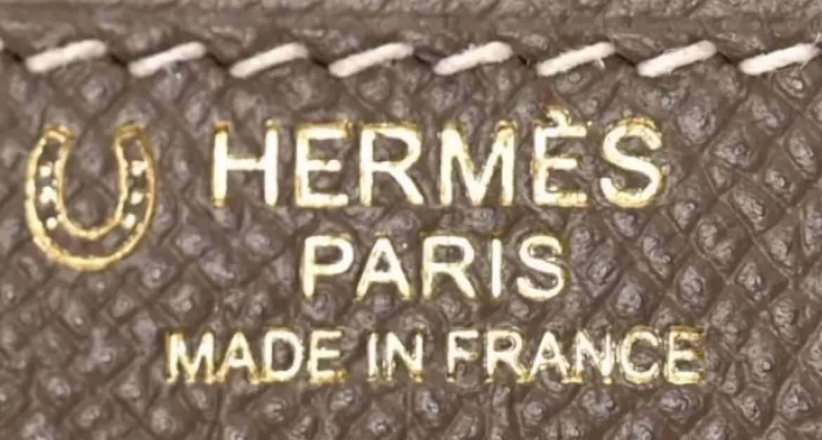 Signature sur un Birkin Herm&egrave;s, signifiant une commande personnalis&eacute;e