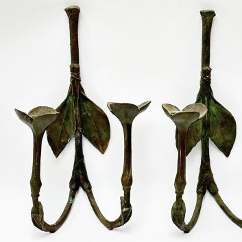Bahman DADKHAH (né en 1941) Paire de bougeoirs d'applique en bronze à patine vert-brune