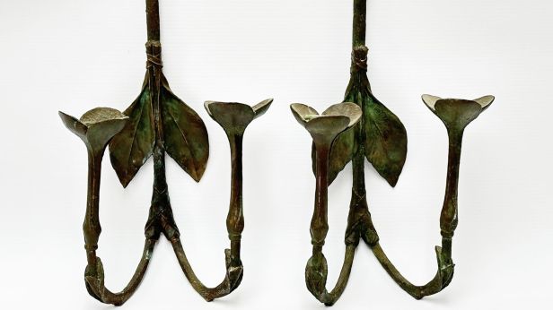 Bahman DADKHAH (né en 1941) Paire de bougeoirs d'applique en bronze à patine vert-brune