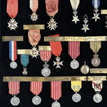 FRANCE - XIXe siècle Vitrine comprenant 34 décorations et médailles françaises