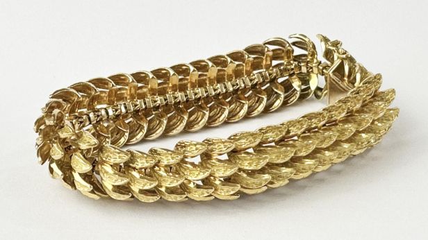 Bracelet souple en or 18k (750e) ajouré, composé de maillons texturés stylisant des plumes