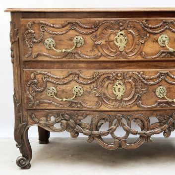 Commode cintrée en noyer richement sculptée, travail nîmois d'époque Louis XV