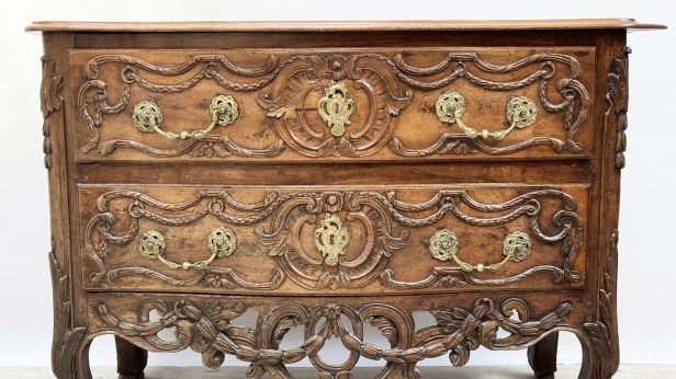 Commode cintrée en noyer richement sculptée, travail nîmois d'époque Louis XV