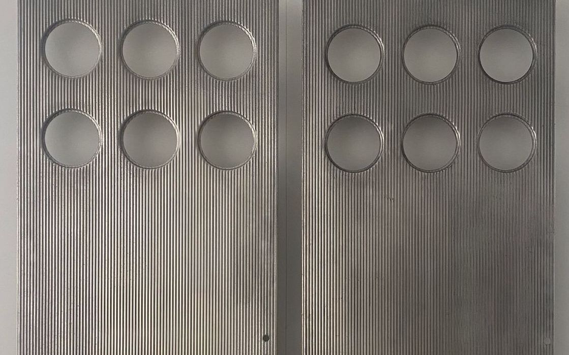 Jean Prouvé, porte en métal avec hublots