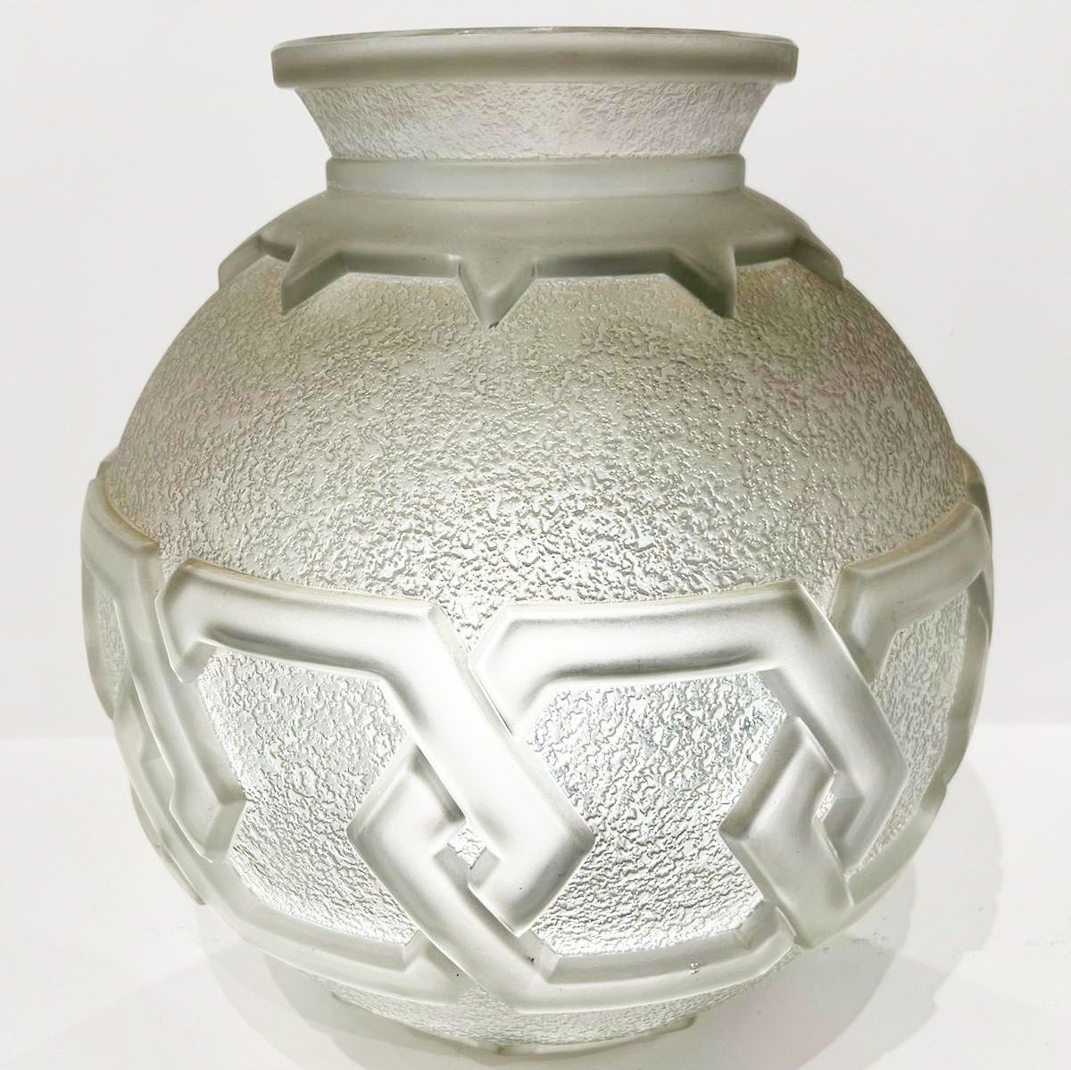 Daum, vase en cristal et travail à l'acide
