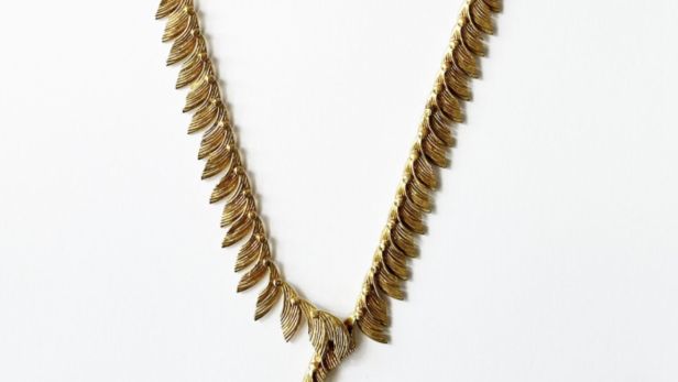 Collier souple draperie en or jaune 18k (750) articulé de motif de feuillages texturés