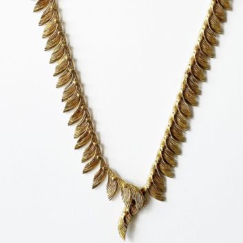 Collier souple draperie en or jaune 18k (750) articulé de motif de feuillages texturés