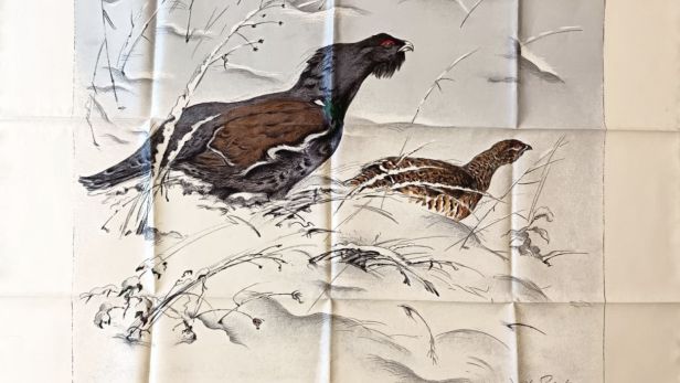 HERMES PARIS,  par Xavier DE PORET (1894-1975), Exceptionnel carré Haute Couture en satin de soie sabrée à décor de grands tétras sur fond crème.  Circa 1950.