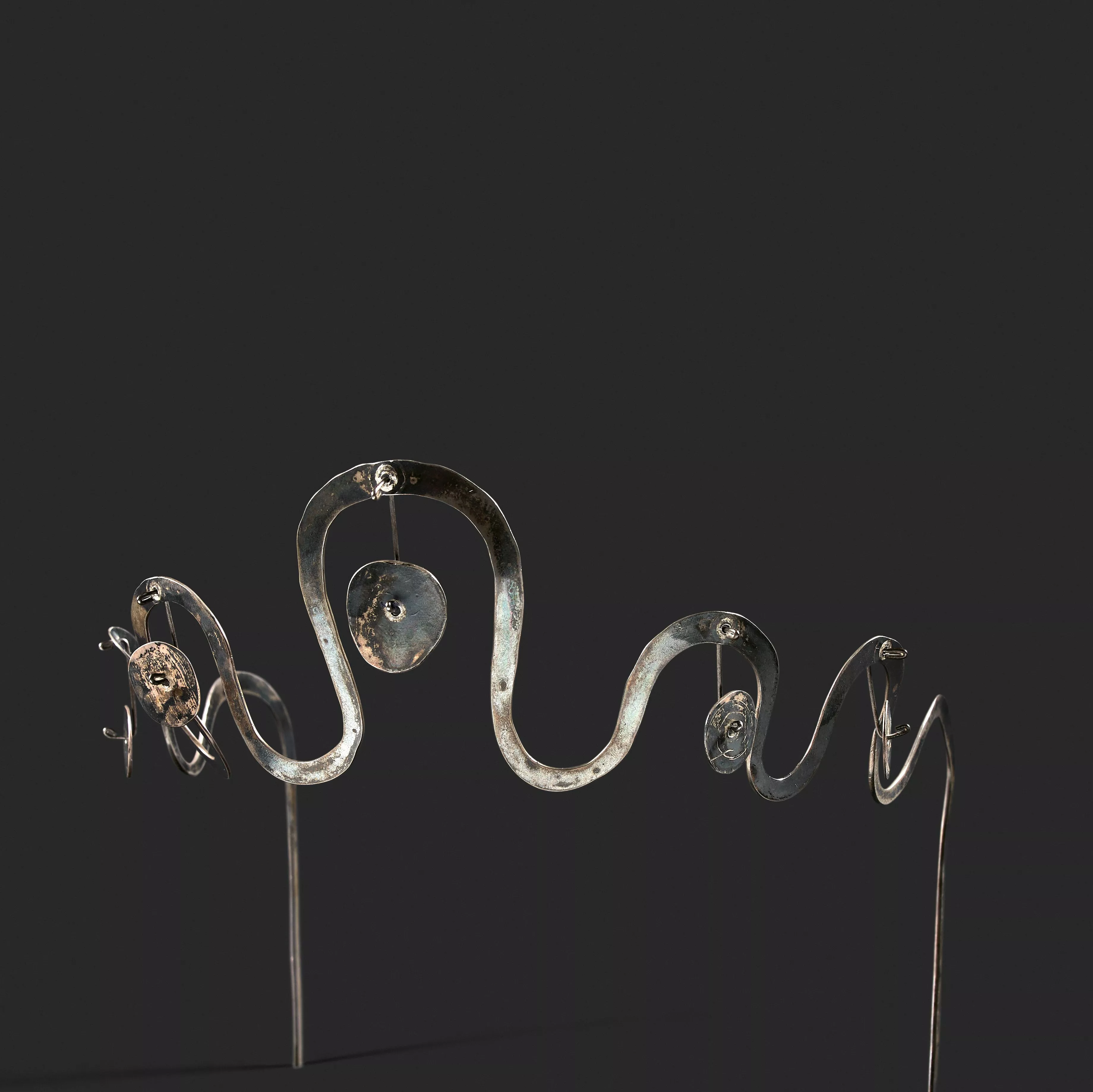 Calder, tiare en laiton