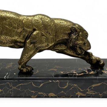 D'après Demeter Haralamb CHIPARUS (1886-1947) La panthère Bronze à patine dorée sur une base en marbre portor moulurée