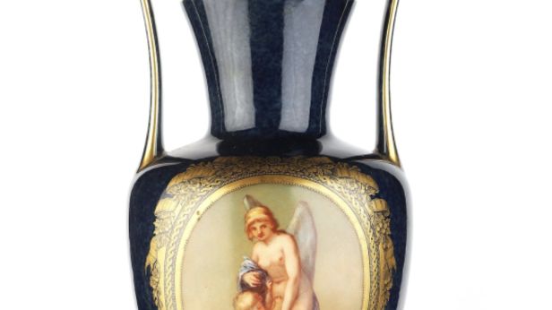 SÈVRES Vase en porcelaine dure, de forme balustre à deux anses oreilles relevées, à fond bleu nuagé