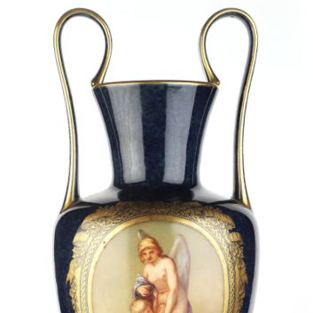 SÈVRES Vase en porcelaine dure, de forme balustre à deux anses oreilles relevées, à fond bleu nuagé