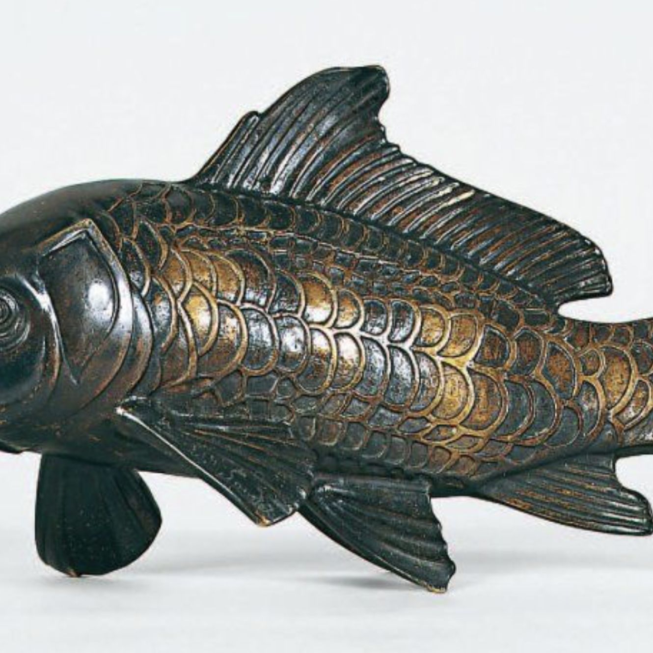 Poisson en bronze patiné, signé Sandoz