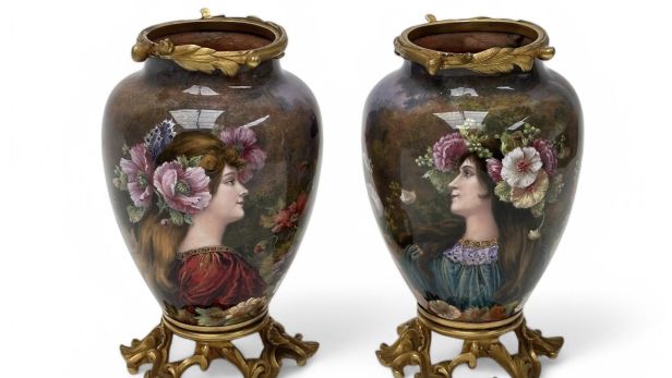 Paire de vases en cuivre au décor peint de deux profils de femmes aux coiffures fleuries dans un environnement naturaliste au crépuscule